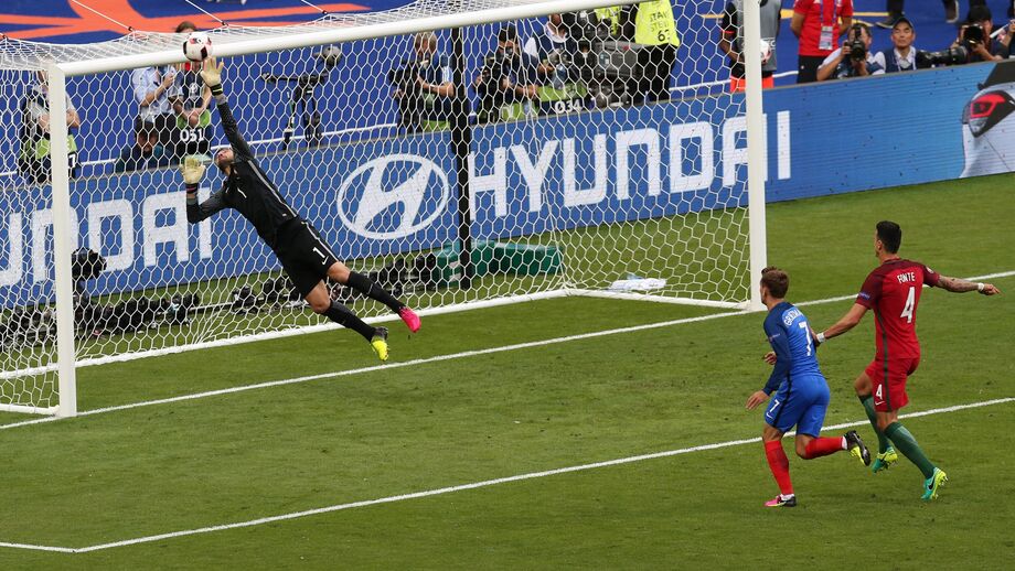 Rui Patrício defende na final do Euro'2016, entre Portugal e França.
