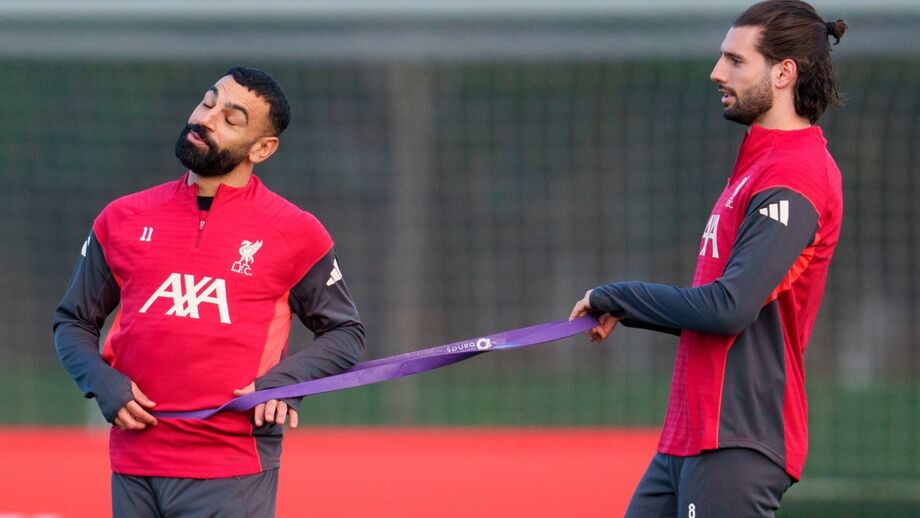 Jogadores do Liverpool fazem alongamentos com faixa