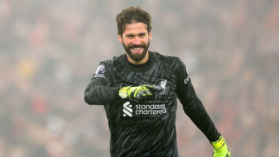 Alisson, guarda-redes brasileiro, equaciona futuro no AC Milan