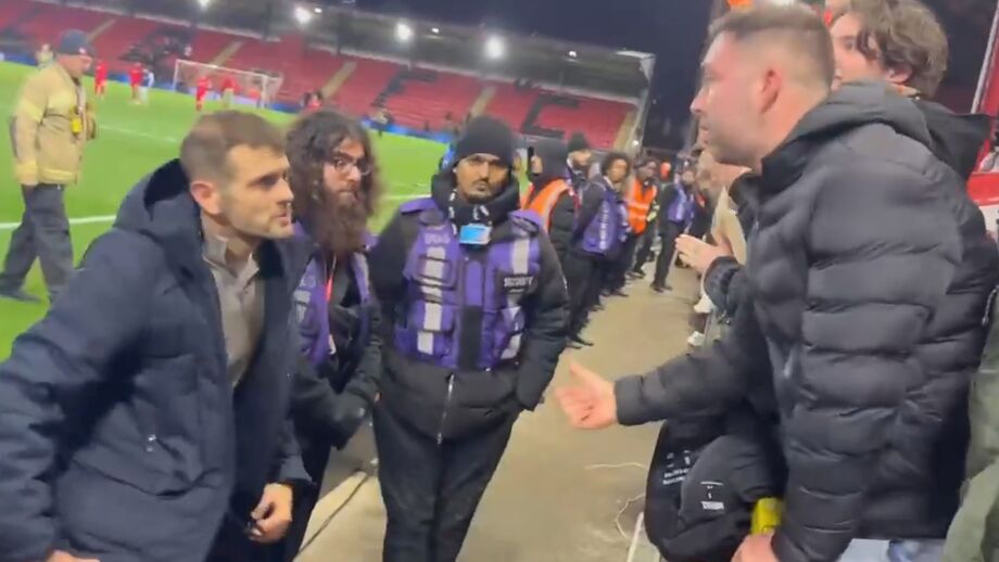 Jack Wilshere fala com adeptos nas bancadas num jogo do Luton Town