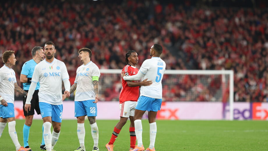 Juan Jesus cumprimenta Leandro Barreiro