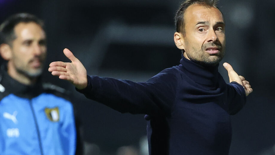 Hugo Oliveira celebra um ano no comando do Famalicão com liderança e vitórias