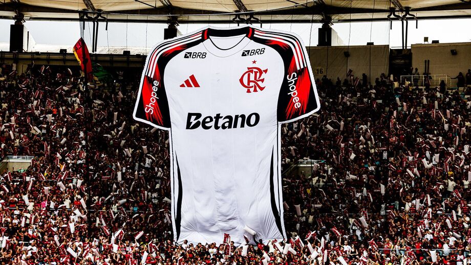 No Maracanã, os adeptos exibem com orgulho a camisola do Flamengo, com o logótipo da Betano em destaque