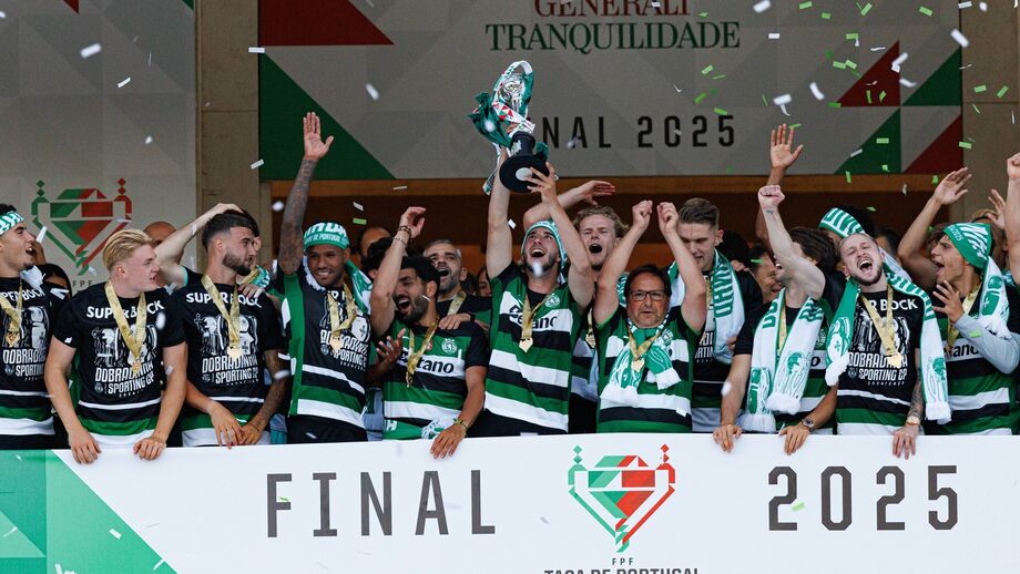 Jogadores do Sporting CP celebram a conquista da Taça de Portugal 2025