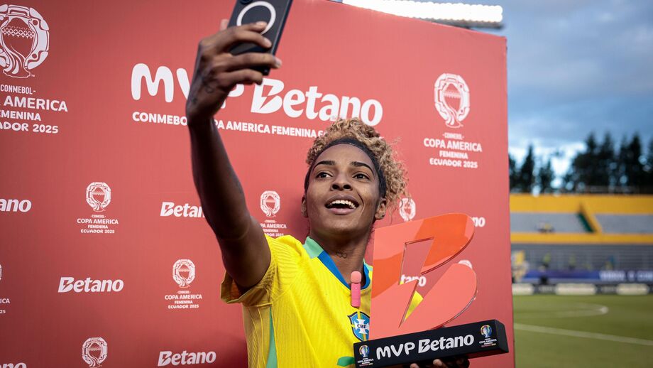 A brasileira Luany celebra o prémio MVP Betano durante um jogo da CONMEBOL Copa América Feminina 2025™
