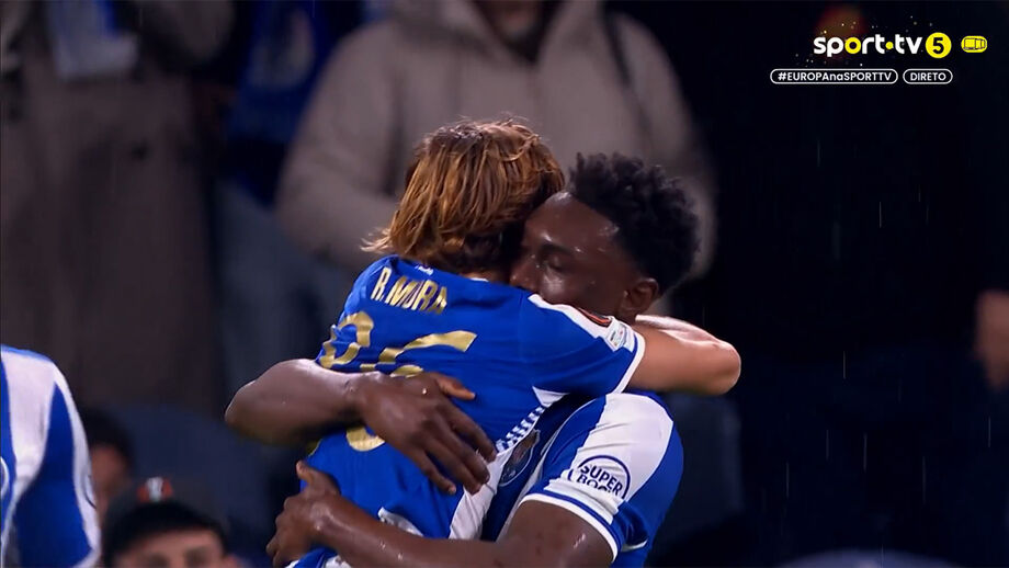 Mora e Samu celebram golo do FC Porto contra o Malmö.
