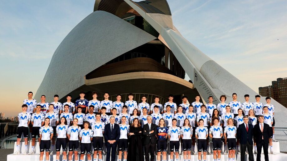 Equipa de ciclismo Movistar posa em Valência com gestores