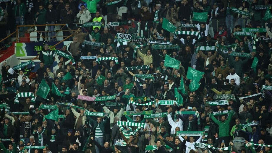 Adeptos do Sporting no apoio à equipa na final four da Allianz Cup, em Leiria