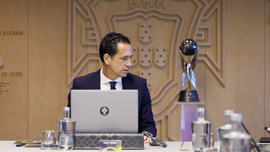 Pedro Proença ao lado do troféu de campeão do mundo de sub-17