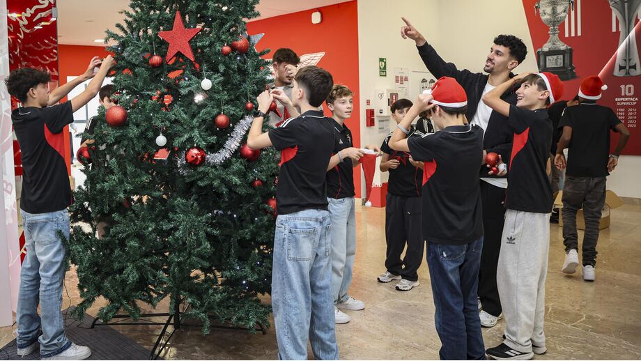 Espírito natalício chegou ao Benfica Campus: jogadores da equipa principal montam Árvore de Natal