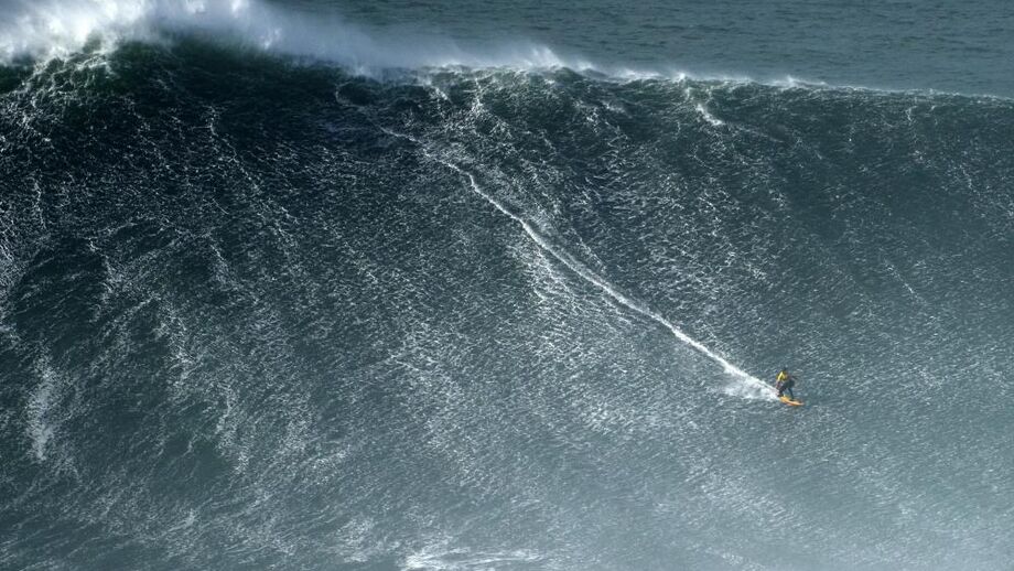 Nazaré Challenge com ondas gigantes
