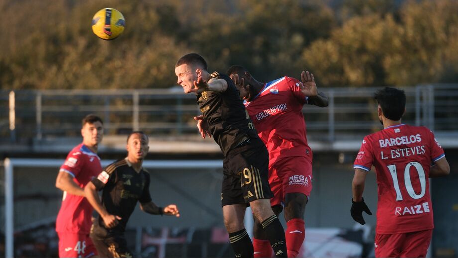 Livolant em disputa aérea 