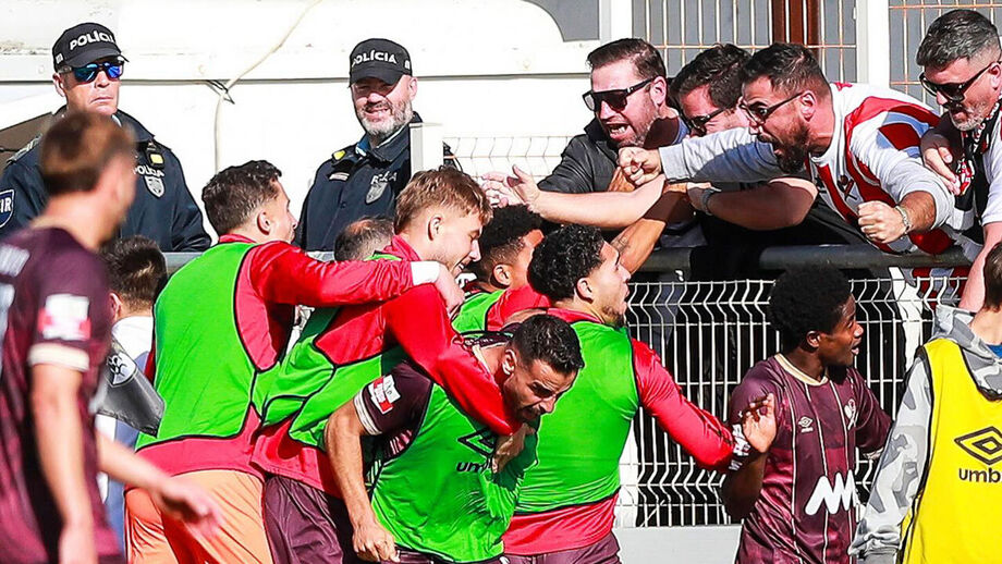 Jogadores do Leixões festejam com os adeptos