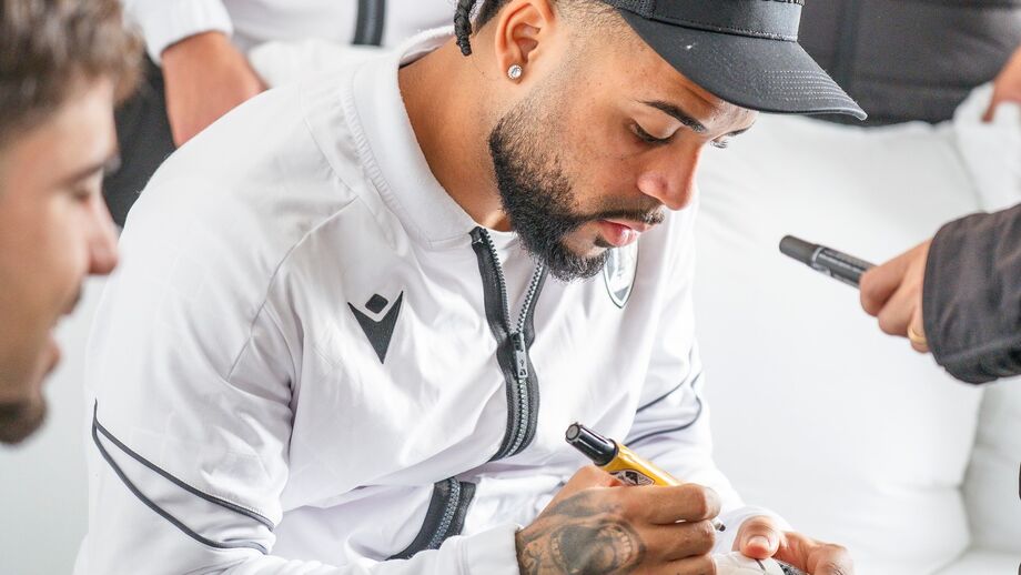 Jogadores do V. Guimarães distribuem autógrafos no Mercado de Natal