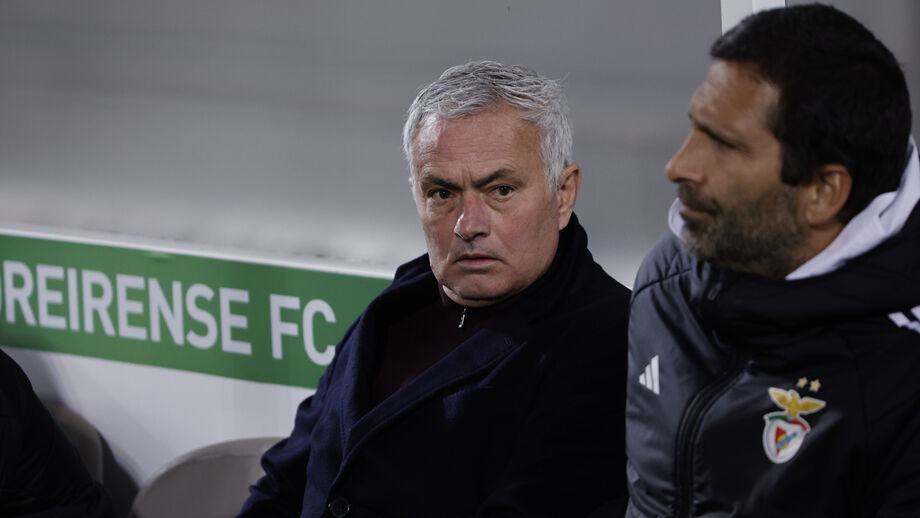 José Mourinho reage no banco do Benfica durante o jogo com o Moreirense