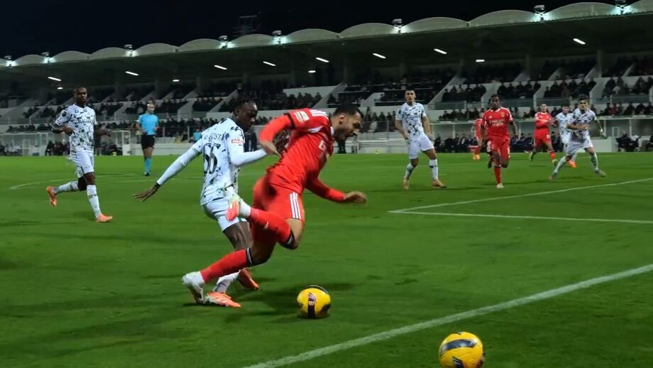 Encarnados mostram um ângulo diferente do referido lance na área do Moreirense