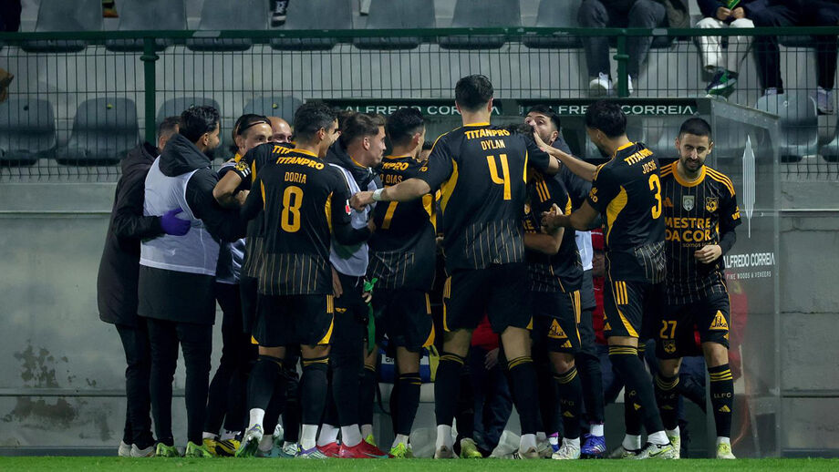 Jogadores do Lus. Lourosa fazem a festa durante o jogo com o P. Ferreira