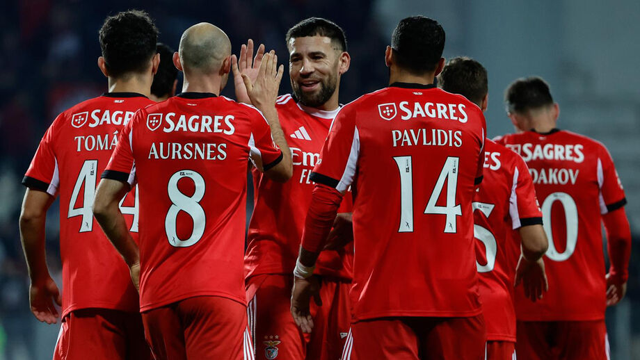 Jogadores do Benfica festejam durante a vitória sobre o Moreirense