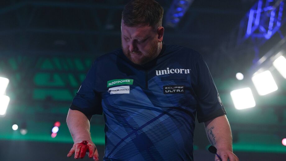 Cameron Menzies, de 36 anos, ficou furioso depois de perder no Mundial com o jovem Charlie Manby, de 20