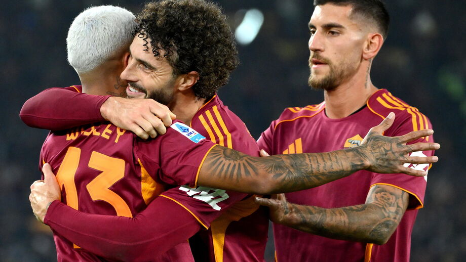 Jogadores da Roma festejam golo frente ao Como