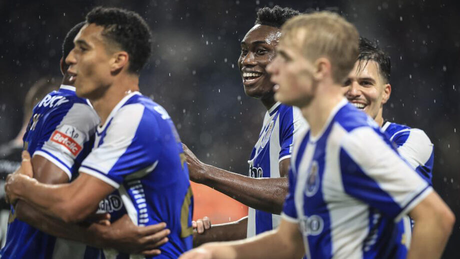 Jogadores do FC Porto festejam no decorrer do jogo com o E. Amadora