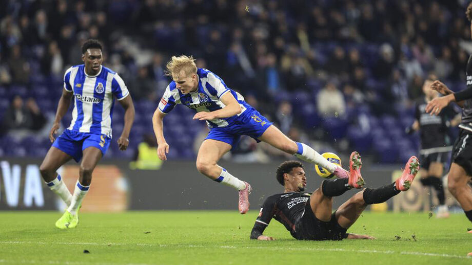 Os jogadores em ação durante o FC Porto-E. Amadora