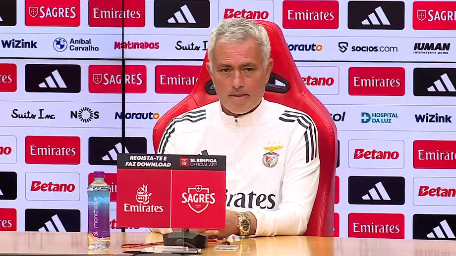 Treinador do Benfica felicita rival
