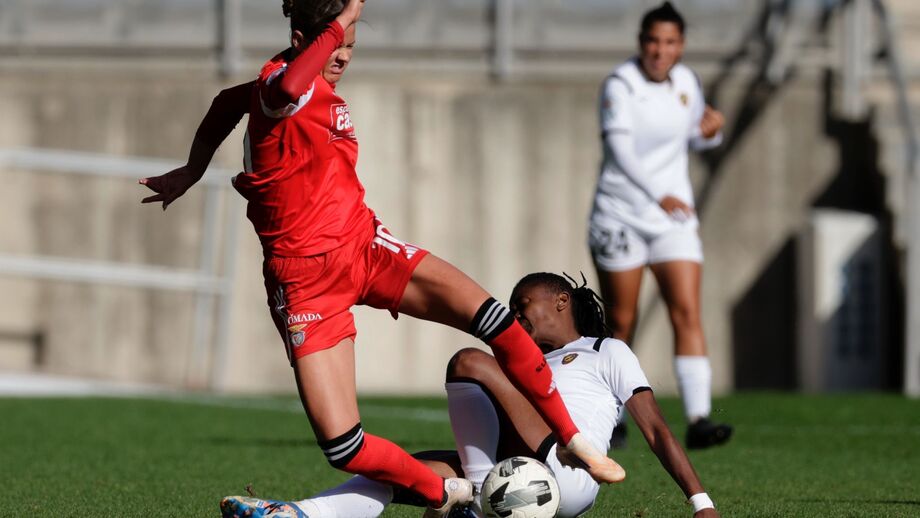 Caroline Moller, do Benfica, sofre falta de Faith Nokuthula, do Damaiense