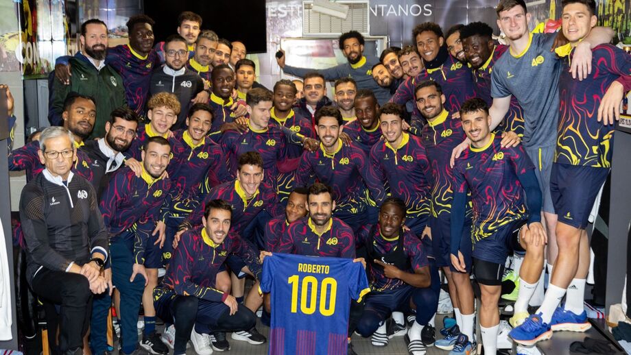 Roberto com a camisola alusiva aos 100 golos