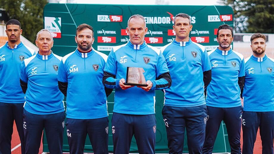 Sérgio Fonseca com o prémio de treinador do mês