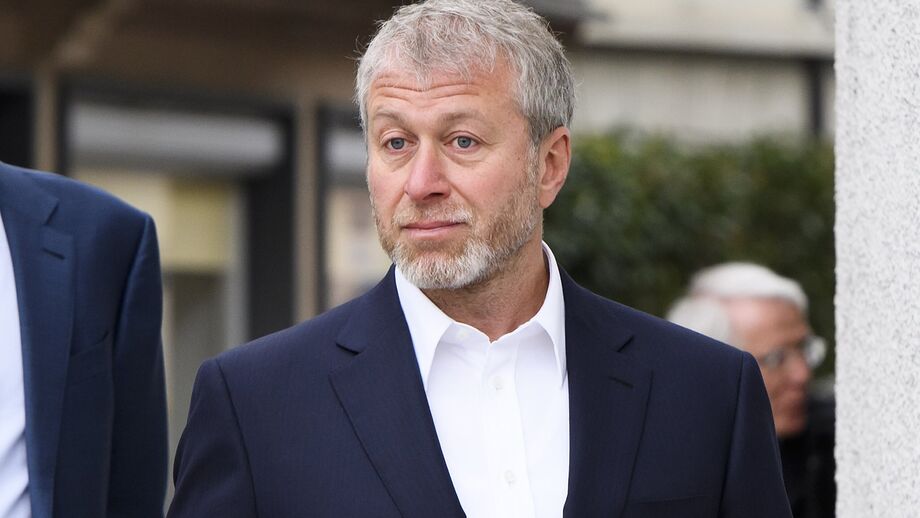 Retrato de Roman Abramovich com fato escuro e camisa branca