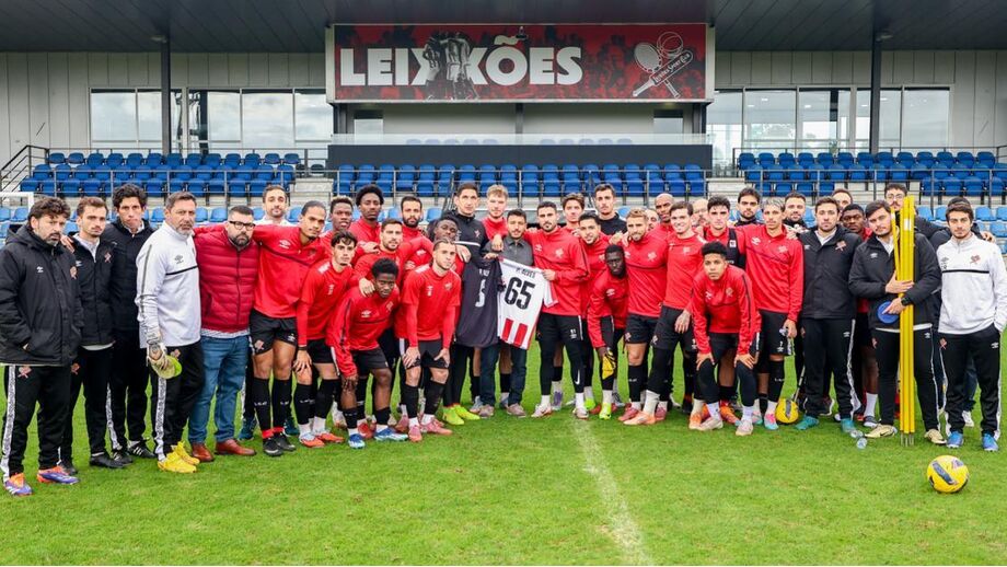 Plantel do Leixões unido na despedida de Paulinho Alves