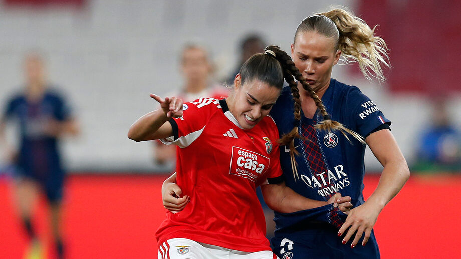 Jogadoras do Benfica e PSG disputam a posse de bola em jogo da Liga dos Campeões