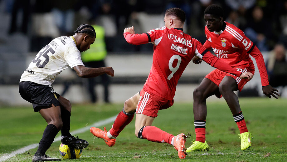 Banjaqui estreia-se pelo Benfica contra o Farense.

