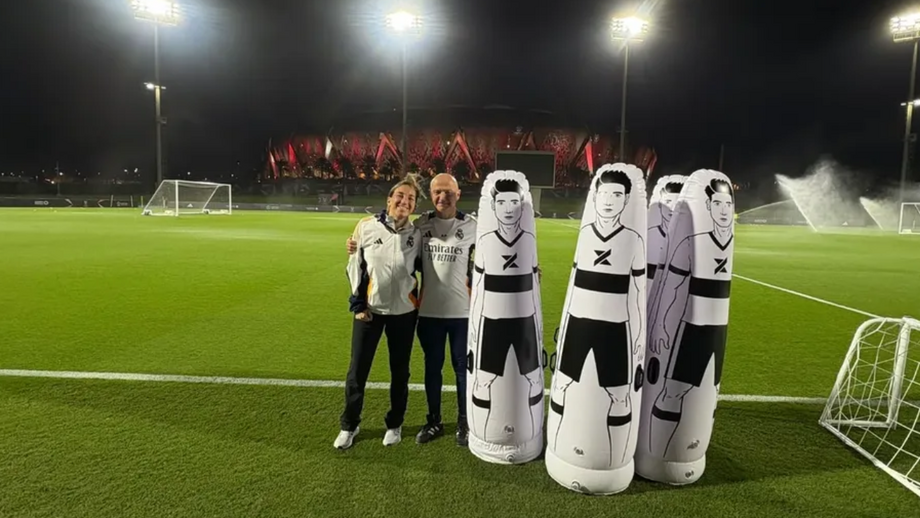 Itziar González de Arriba ao lado de um colega de trabalho durante o treino do Real Madrid