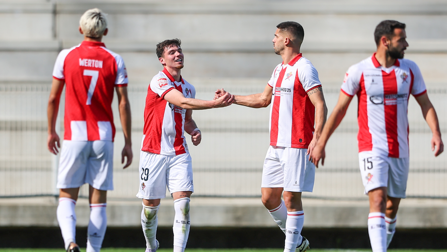 Bica festeja com os companheiros de equipa após marcar pelo Leixões