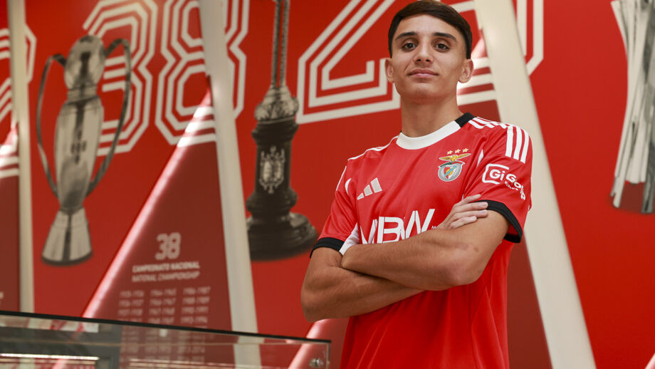 Miguel Vieira assina contrato profissional