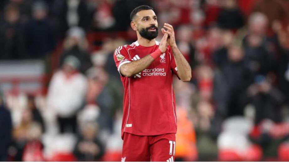 Salah aplaude adeptos do Liverpool após o jogo com o Brighton