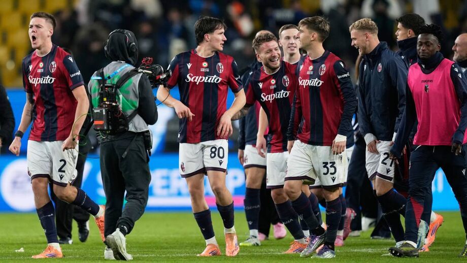 Jogadores do Bolonha fazem a festa após garantirem a presença na final da Supertaça de Itália