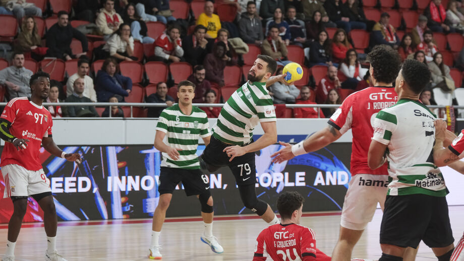 Martim Costa em ação ofensiva na Luz