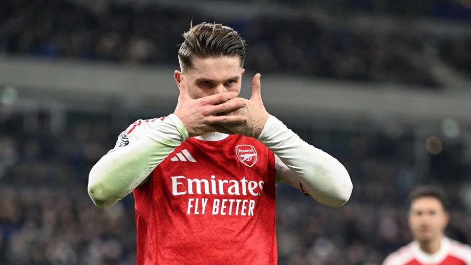 Viktor Gyökeres festeja golo pelo Arsenal