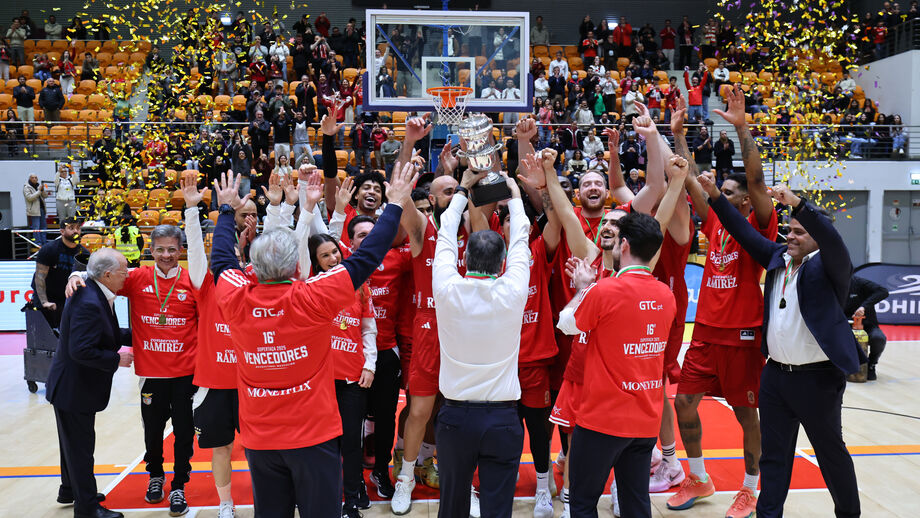 Benfica vence FC Porto e conquista a 16.ª Supertaça Mário Saldanha