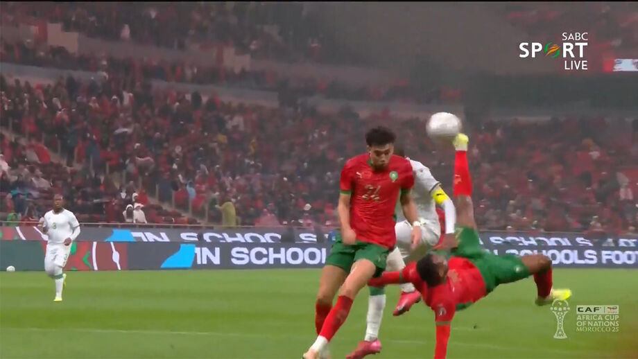 Ayoub El Kaabi marca golo de bicicleta por Marrocos contra Comores