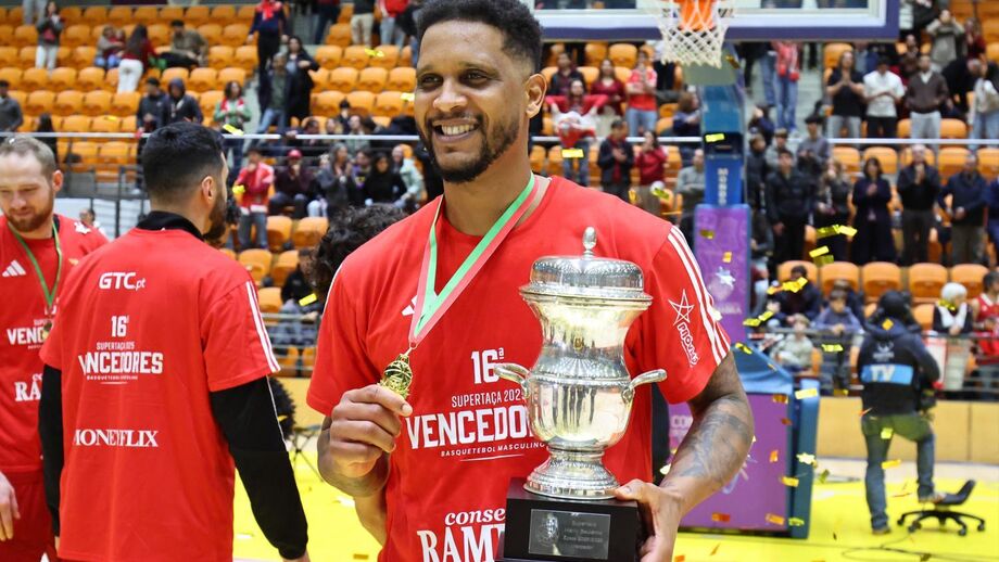 Betinho Gomes com o troféu da Supertaça conquistada diante do FC Porto
