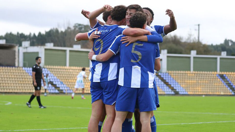 Jogadores do FC Porto celebram golo frente ao Vizela