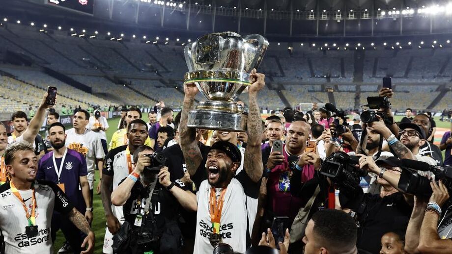 Depay critica direção do Corinthians após conquista da Taça do Brasil