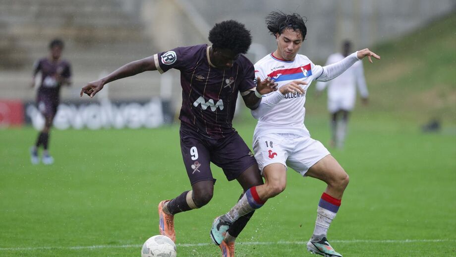 Bassco Soyer (direita) num jogo da Liga Revelação