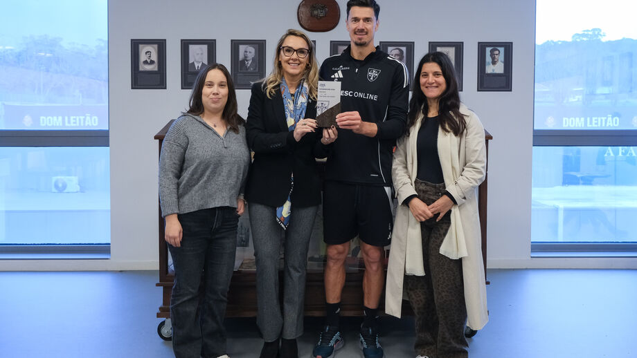 Entrega de prémio a figura do Casa Pia AC, com outros membros presentes