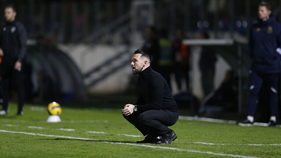 Francesco Farioli reage no banco de suplentes do FC Porto durante o jogo com o Alverca