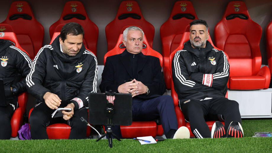 José Mourinho reage no banco do Benfica no decorrer do jogo com o Famalicão